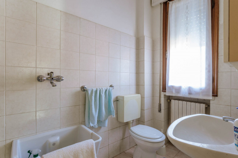 In una tranquilla zona di campagna ad Agna, non distante dal centro del paese, proponiamo in vend...