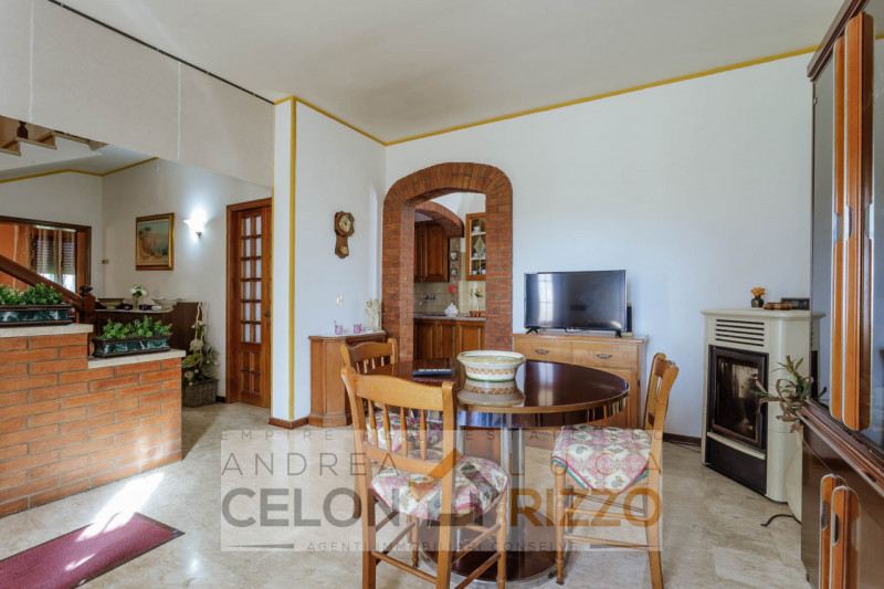 In una tranquilla zona di campagna ad Agna, non distante dal centro del paese, proponiamo in vend...