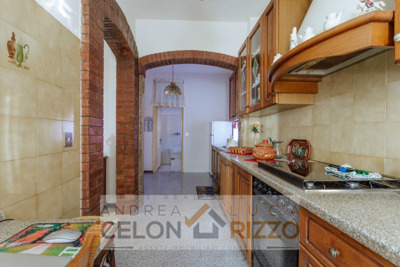 In una tranquilla zona di campagna ad Agna, non distante dal centro del paese, proponiamo in vend...