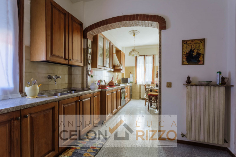 In una tranquilla zona di campagna ad Agna, non distante dal centro del paese, proponiamo in vend...