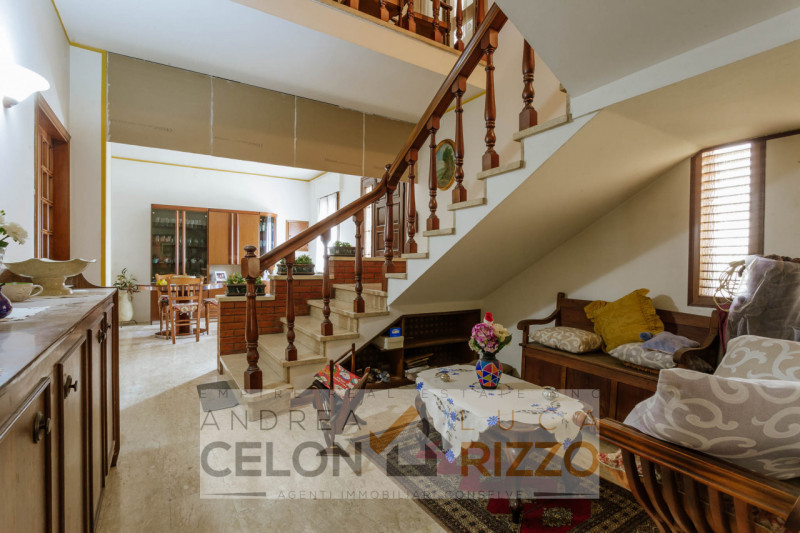 In una tranquilla zona di campagna ad Agna, non distante dal centro del paese, proponiamo in vend...