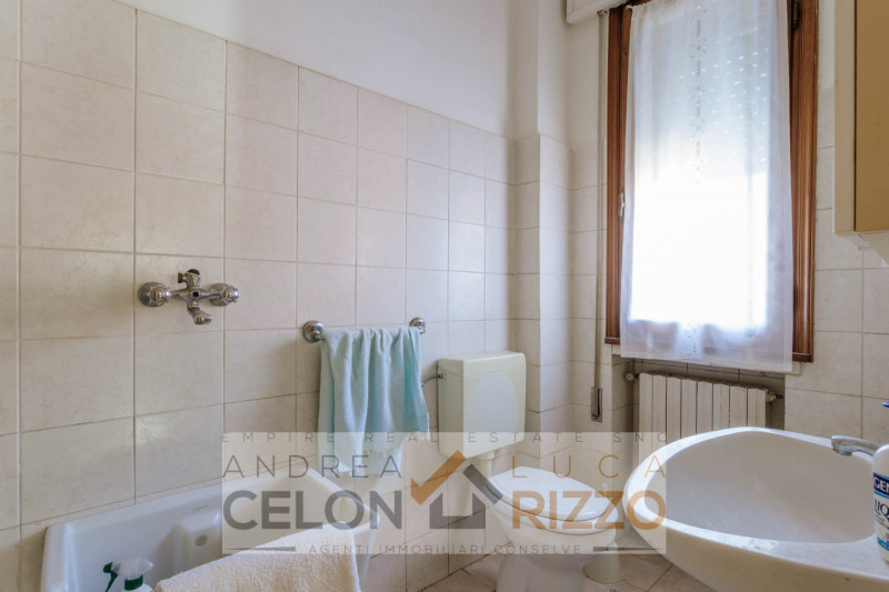 In una tranquilla zona di campagna ad Agna, non distante dal centro del paese, proponiamo in vend...