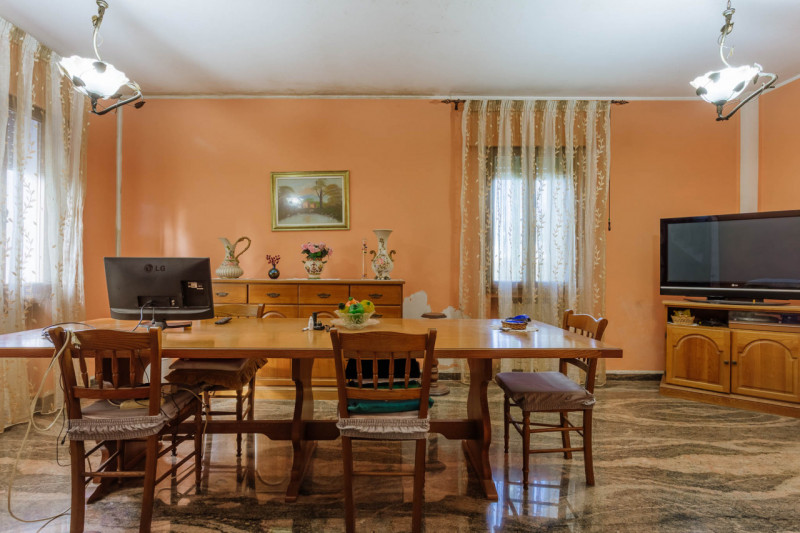 In una tranquilla zona di campagna ad Agna, non distante dal centro del paese, proponiamo in vend...