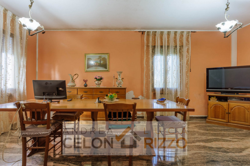 In una tranquilla zona di campagna ad Agna, non distante dal centro del paese, proponiamo in vend...