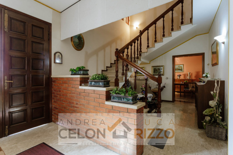 In una tranquilla zona di campagna ad Agna, non distante dal centro del paese, proponiamo in vend...