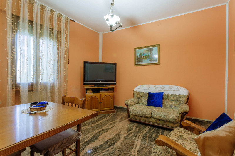 In una tranquilla zona di campagna ad Agna, non distante dal centro del paese, proponiamo in vend...