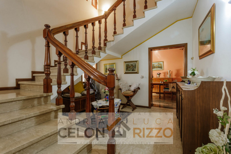 In una tranquilla zona di campagna ad Agna, non distante dal centro del paese, proponiamo in vend...