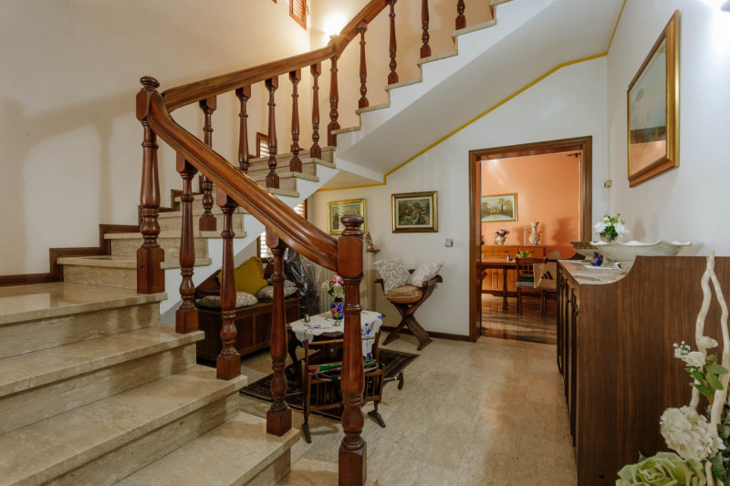 In una tranquilla zona di campagna ad Agna, non distante dal centro del paese, proponiamo in vend...