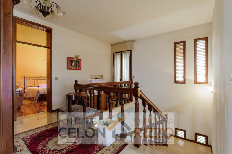 In una tranquilla zona di campagna ad Agna, non distante dal centro del paese, proponiamo in vend...