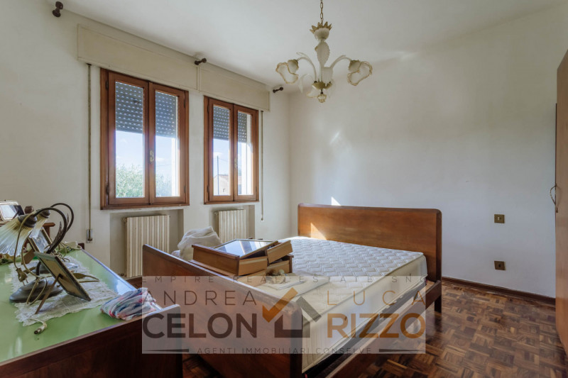 In una tranquilla zona di campagna ad Agna, non distante dal centro del paese, proponiamo in vend...