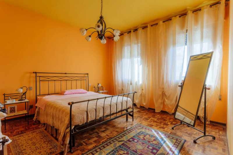 In una tranquilla zona di campagna ad Agna, non distante dal centro del paese, proponiamo in vend...