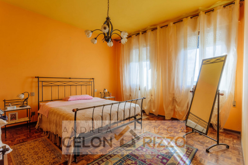 In una tranquilla zona di campagna ad Agna, non distante dal centro del paese, proponiamo in vend...