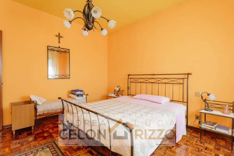 In una tranquilla zona di campagna ad Agna, non distante dal centro del paese, proponiamo in vend...