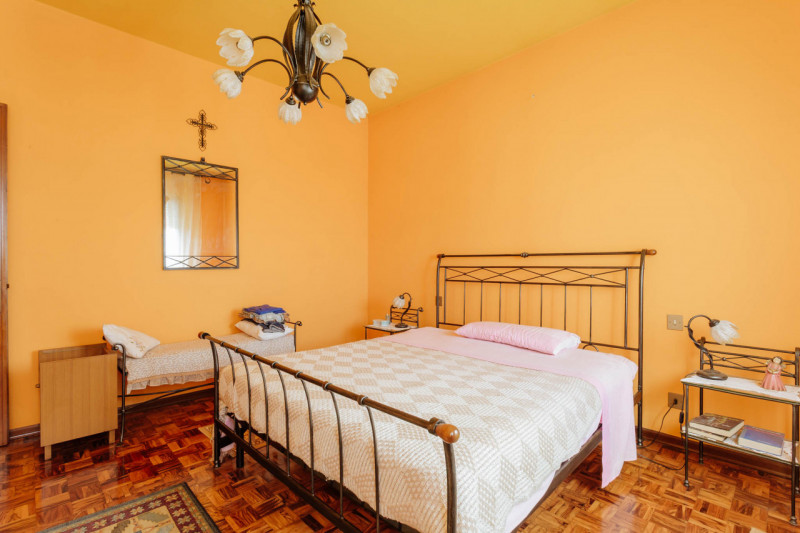 In una tranquilla zona di campagna ad Agna, non distante dal centro del paese, proponiamo in vend...