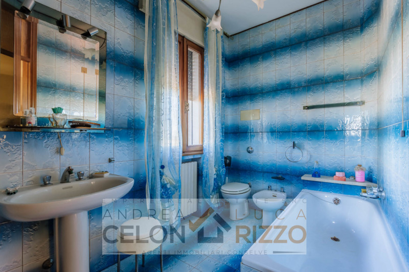 In una tranquilla zona di campagna ad Agna, non distante dal centro del paese, proponiamo in vend...