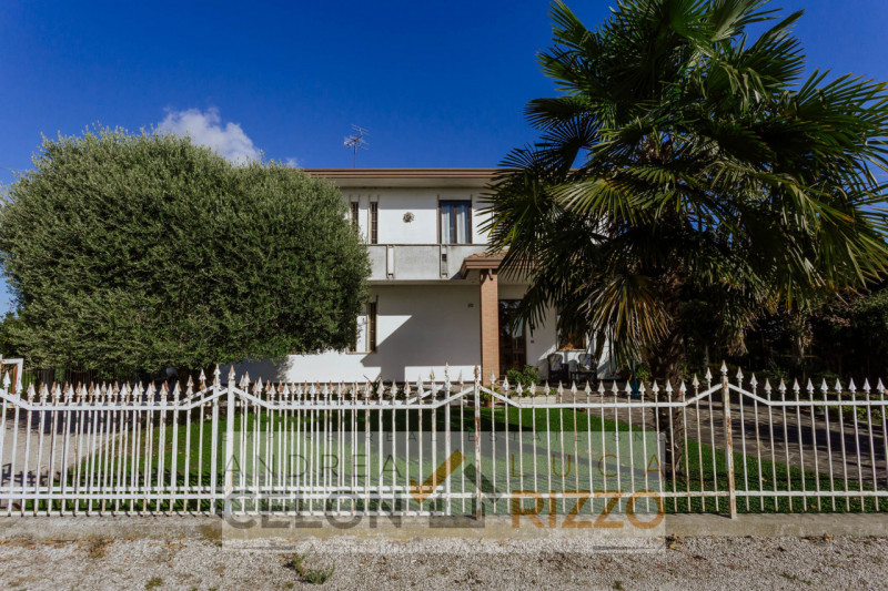 In una tranquilla zona di campagna ad Agna, non distante dal centro del paese, proponiamo in vend...