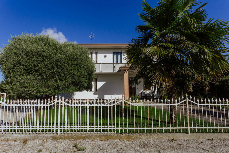 In una tranquilla zona di campagna ad Agna, non distante dal centro del paese, proponiamo in vend...