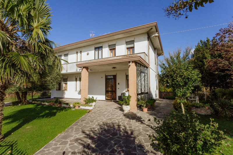 In una tranquilla zona di campagna ad Agna, non distante dal centro del paese, proponiamo in vend...