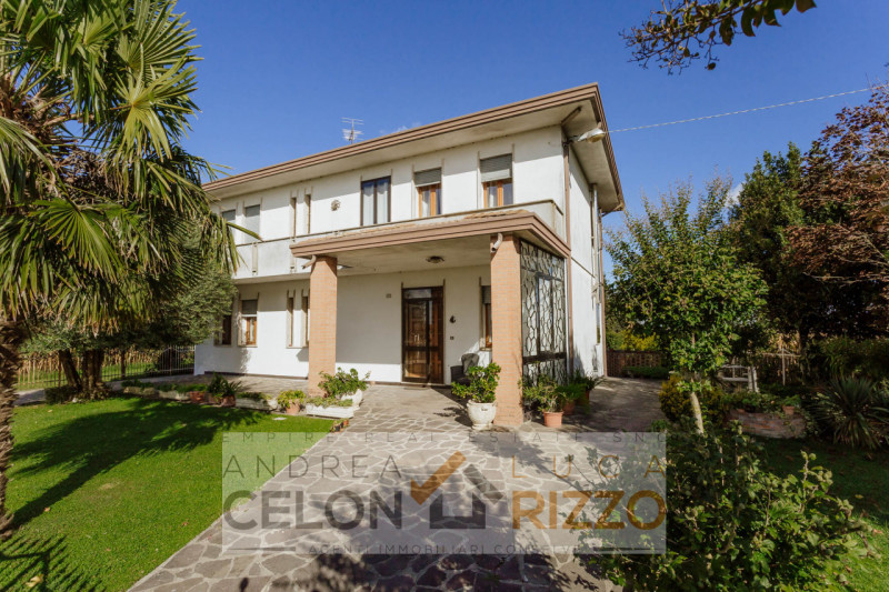 In una tranquilla zona di campagna ad Agna, non distante dal centro del paese, proponiamo in vend...