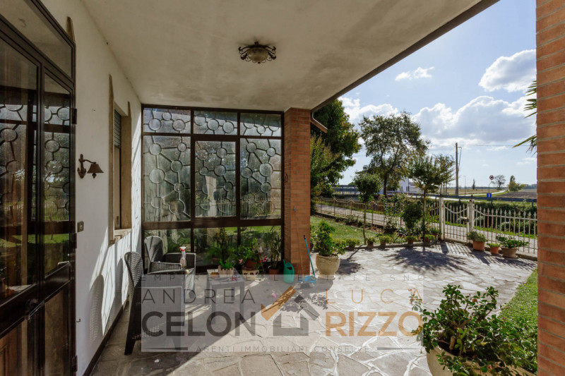 In una tranquilla zona di campagna ad Agna, non distante dal centro del paese, proponiamo in vend...