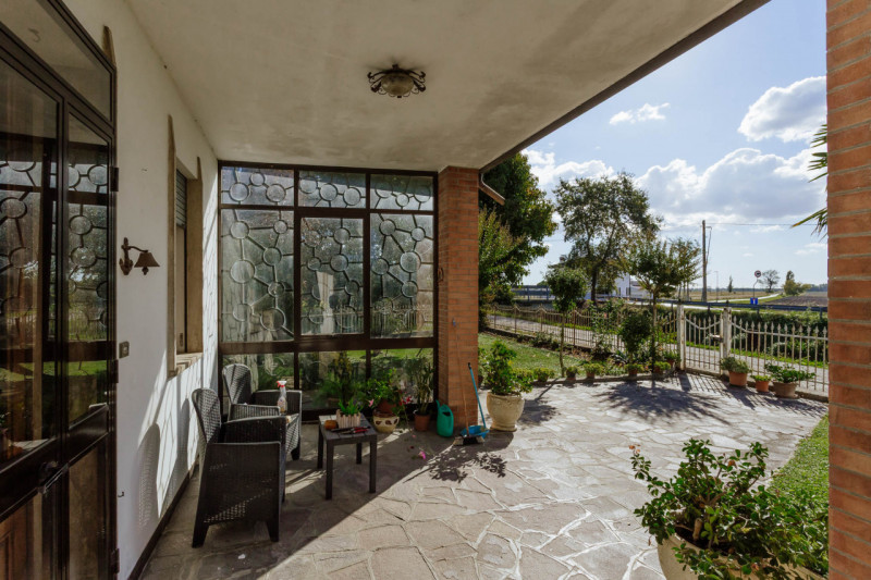 In una tranquilla zona di campagna ad Agna, non distante dal centro del paese, proponiamo in vend...