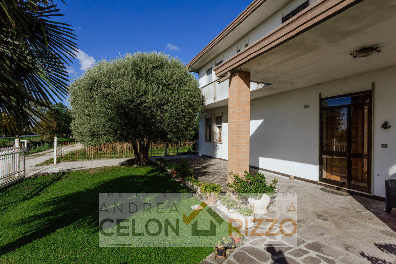 In una tranquilla zona di campagna ad Agna, non distante dal centro del paese, proponiamo in vend...