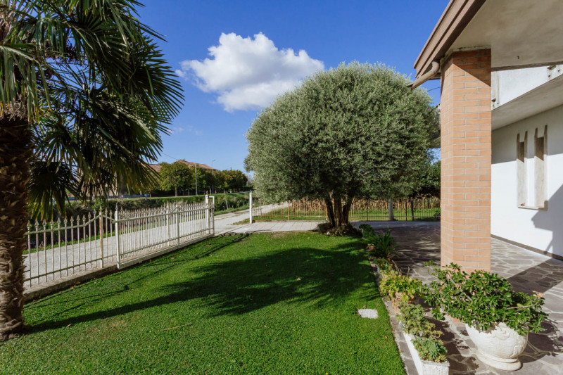 In una tranquilla zona di campagna ad Agna, non distante dal centro del paese, proponiamo in vend...