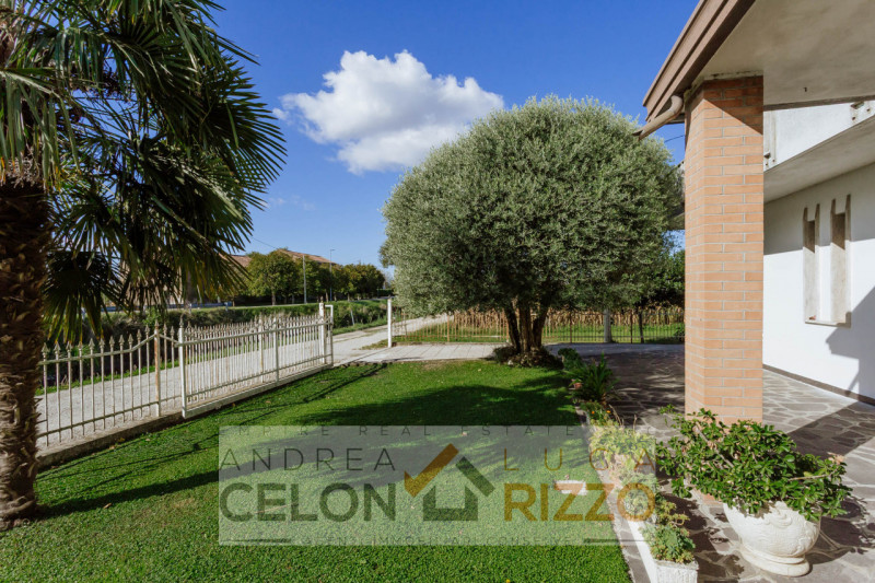 In una tranquilla zona di campagna ad Agna, non distante dal centro del paese, proponiamo in vend...