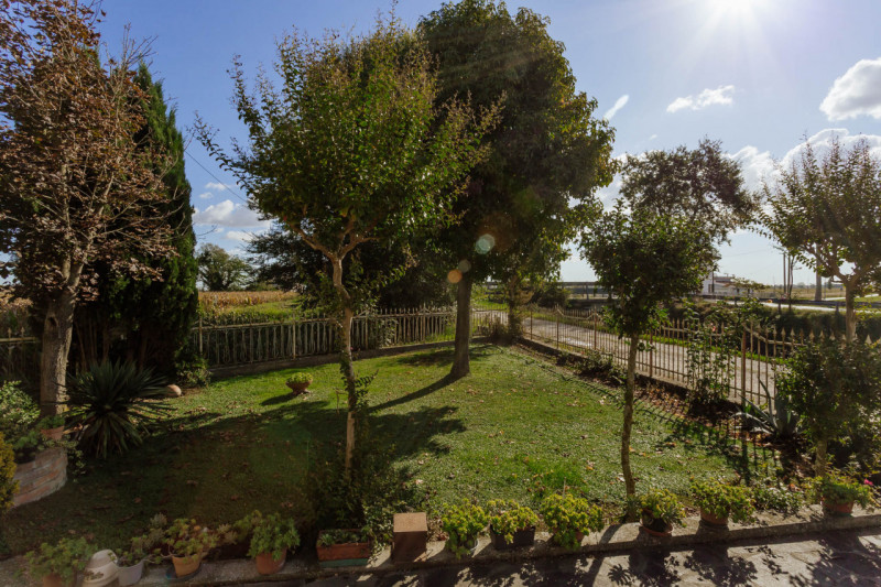 In una tranquilla zona di campagna ad Agna, non distante dal centro del paese, proponiamo in vend...