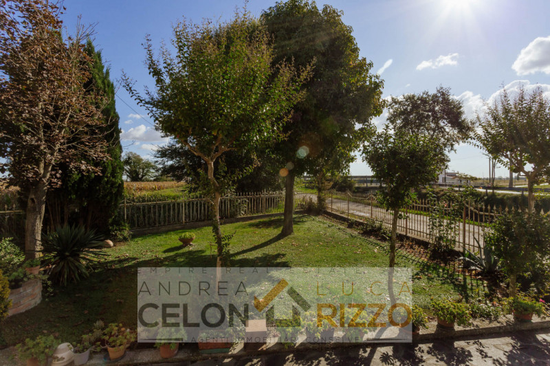 In una tranquilla zona di campagna ad Agna, non distante dal centro del paese, proponiamo in vend...