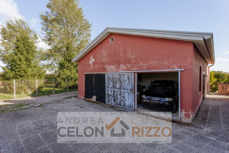 In una tranquilla zona di campagna ad Agna, non distante dal centro del paese, proponiamo in vend...