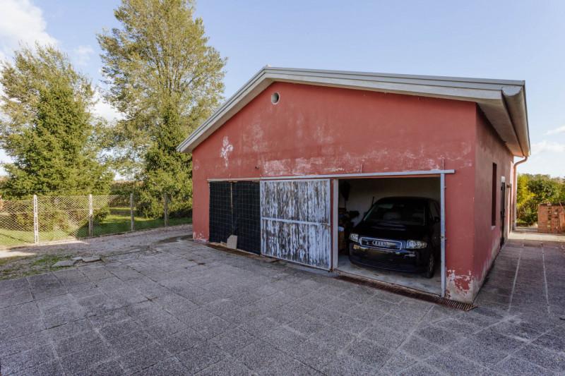 In una tranquilla zona di campagna ad Agna, non distante dal centro del paese, proponiamo in vend...