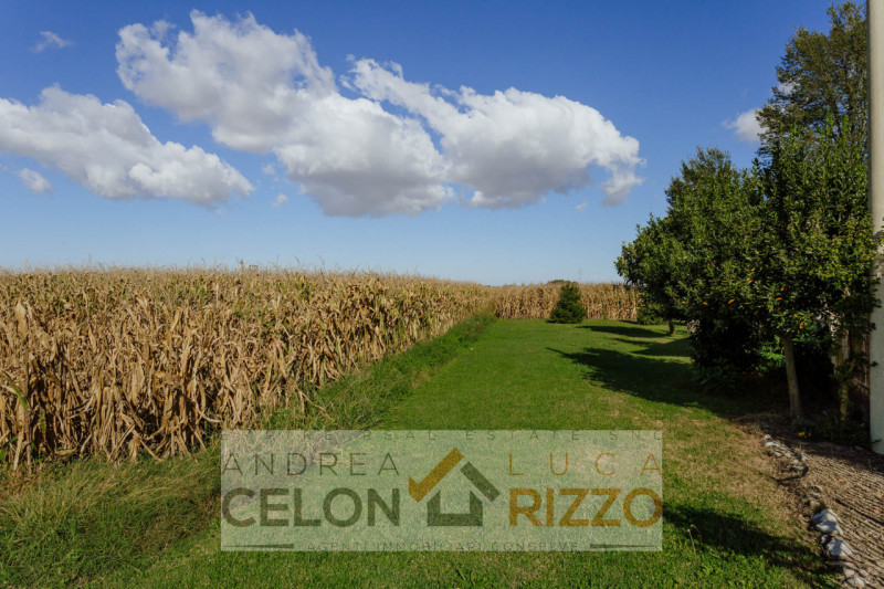 In una tranquilla zona di campagna ad Agna, non distante dal centro del paese, proponiamo in vend...