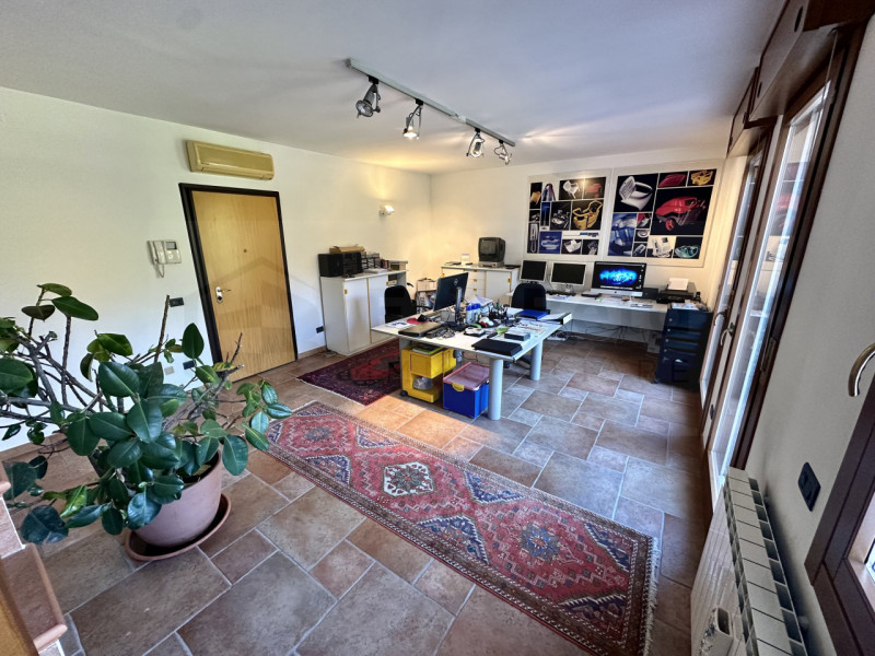 Nel cuore pulsante di Noventa Padovana, presentiamo in vendita un affascinante appartamento duple...