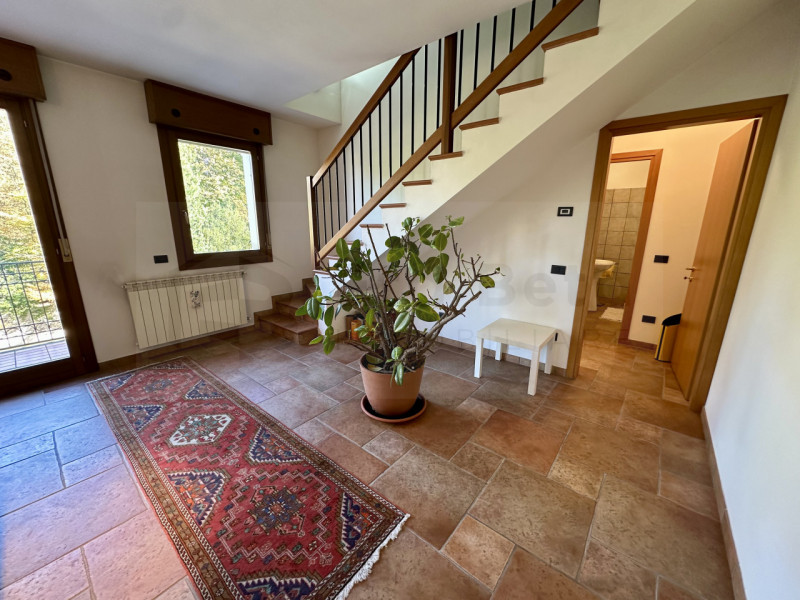 Nel cuore pulsante di Noventa Padovana, presentiamo in vendita un affascinante appartamento duple...