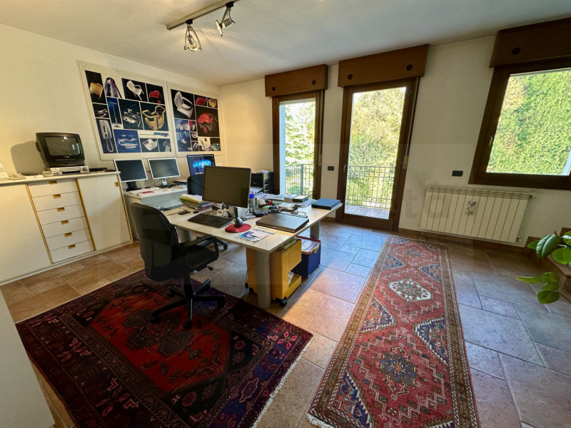 Nel cuore pulsante di Noventa Padovana, presentiamo in vendita un affascinante appartamento duple...