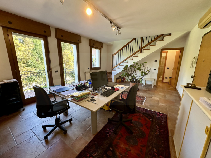 Nel cuore pulsante di Noventa Padovana, presentiamo in vendita un affascinante appartamento duple...