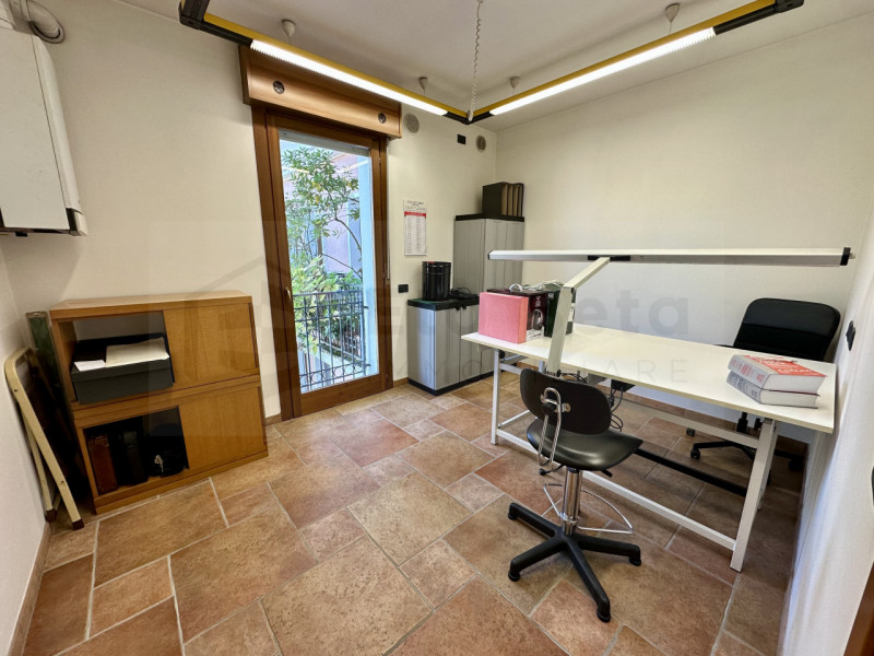 Nel cuore pulsante di Noventa Padovana, presentiamo in vendita un affascinante appartamento duple...