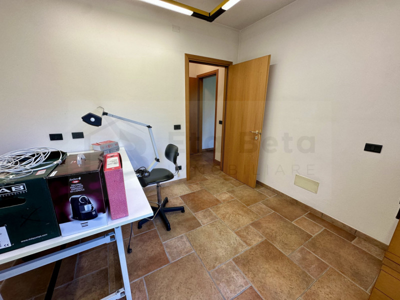 Nel cuore pulsante di Noventa Padovana, presentiamo in vendita un affascinante appartamento duple...