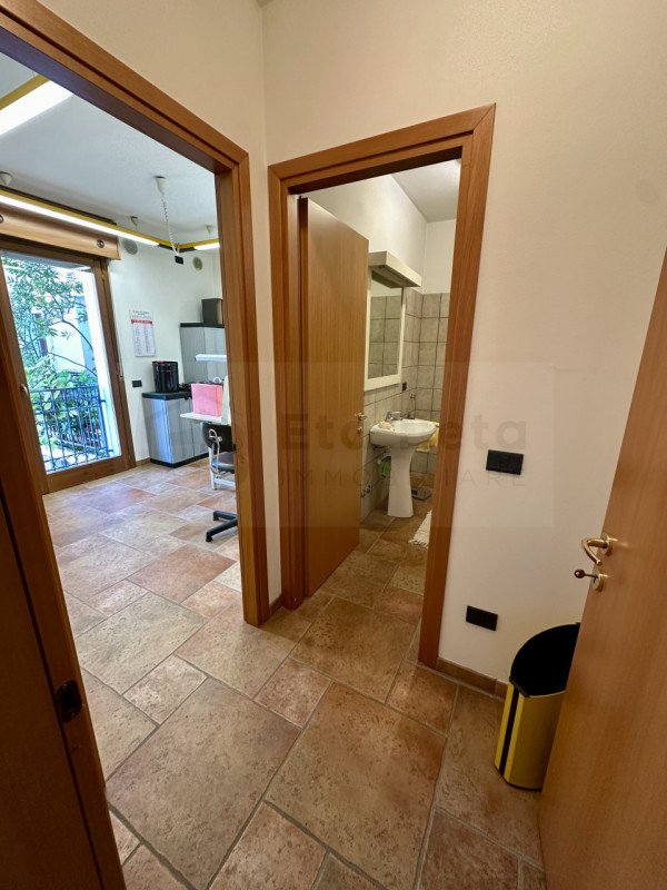 Nel cuore pulsante di Noventa Padovana, presentiamo in vendita un affascinante appartamento duple...