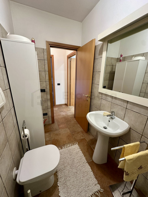 Nel cuore pulsante di Noventa Padovana, presentiamo in vendita un affascinante appartamento duple...