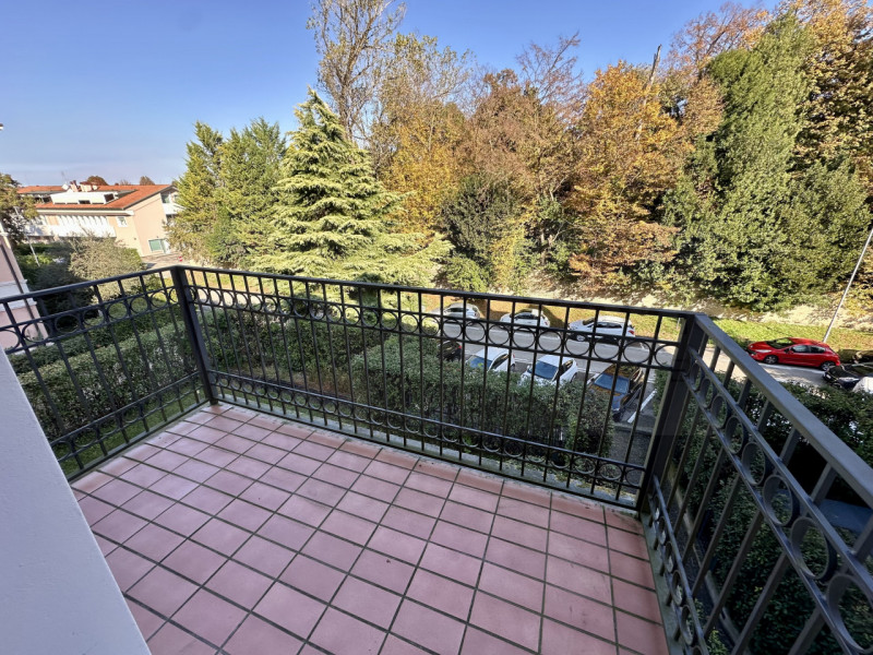 Nel cuore pulsante di Noventa Padovana, presentiamo in vendita un affascinante appartamento duple...