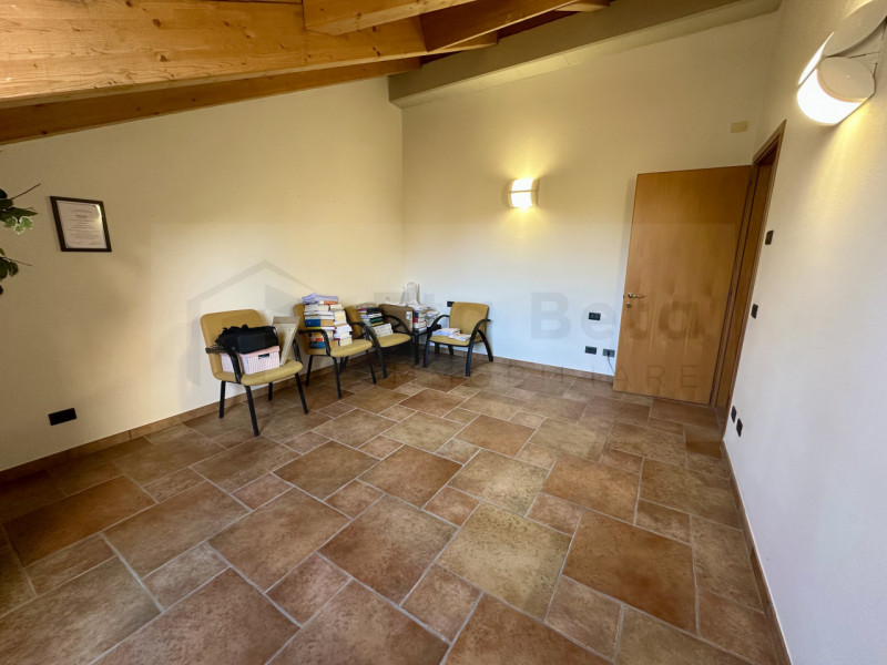 Nel cuore pulsante di Noventa Padovana, presentiamo in vendita un affascinante appartamento duple...