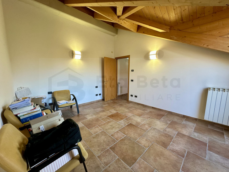 Nel cuore pulsante di Noventa Padovana, presentiamo in vendita un affascinante appartamento duple...