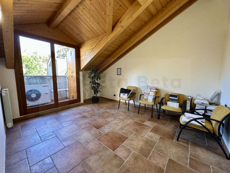 Nel cuore pulsante di Noventa Padovana, presentiamo in vendita un affascinante appartamento duple...