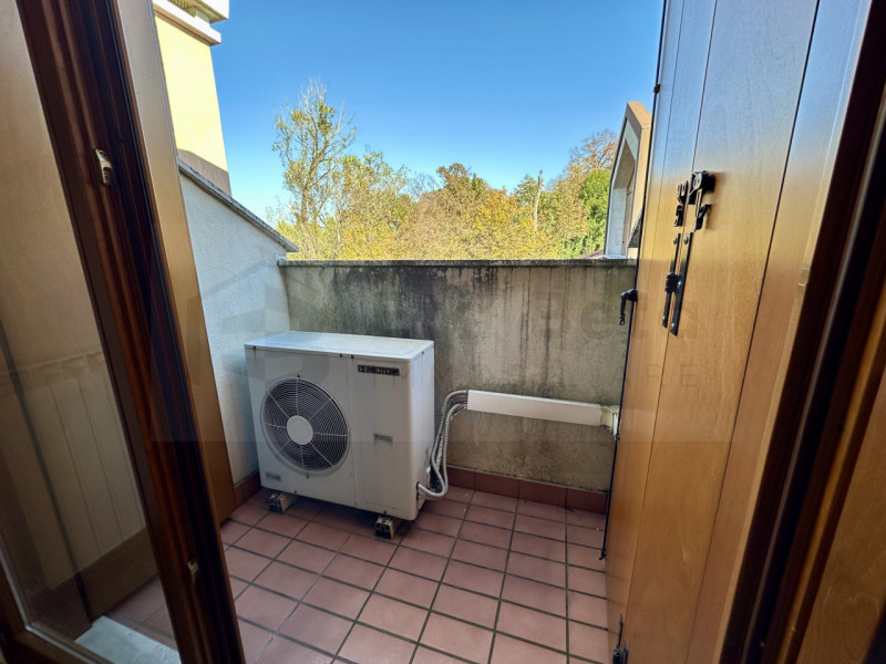 Nel cuore pulsante di Noventa Padovana, presentiamo in vendita un affascinante appartamento duple...