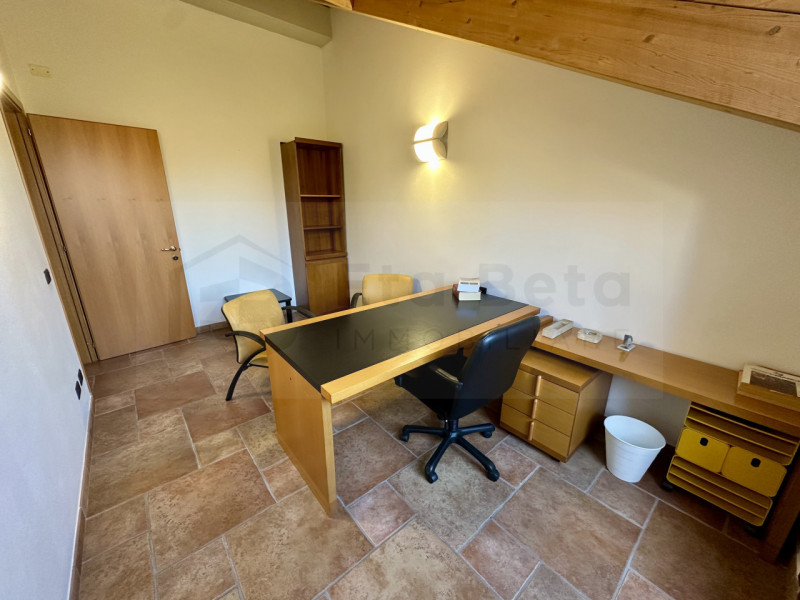 Nel cuore pulsante di Noventa Padovana, presentiamo in vendita un affascinante appartamento duple...