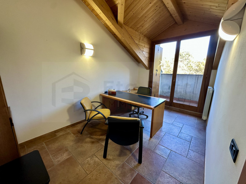 Nel cuore pulsante di Noventa Padovana, presentiamo in vendita un affascinante appartamento duple...