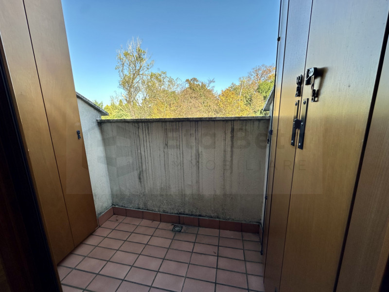 Nel cuore pulsante di Noventa Padovana, presentiamo in vendita un affascinante appartamento duple...