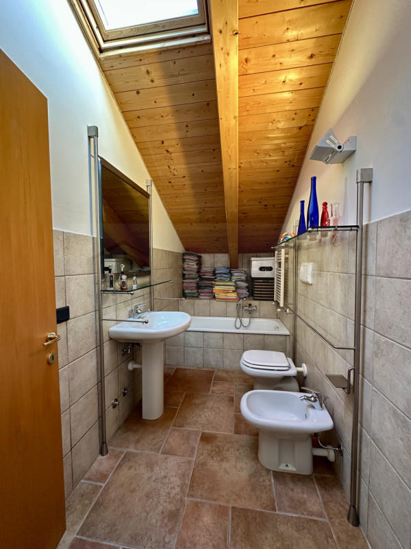 Nel cuore pulsante di Noventa Padovana, presentiamo in vendita un affascinante appartamento duple...